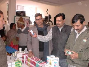 आशुतोष कुमार सिंह व स्वस्थ भारत अभियान की टीम को दवाइयों के बारे बताते हुए सिम्पैथी के निदेशक डॉ. आर.कांत (दाएं)