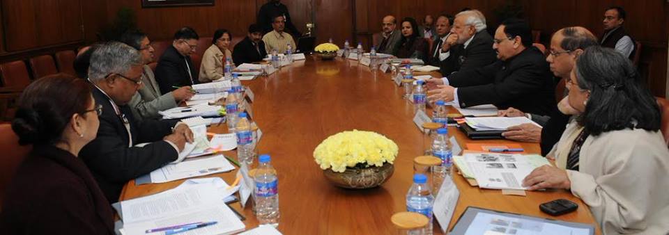 भारत के सार्वजनिक स्वास्थ्य सुधार पर बैठक करते प्रधानमंत्री नरेन्द्र मोदी व स्वास्थ्य से जुड़े अधिकारी,साथ में स्वास्थ्य मंत्री जे.पी.नड्डा