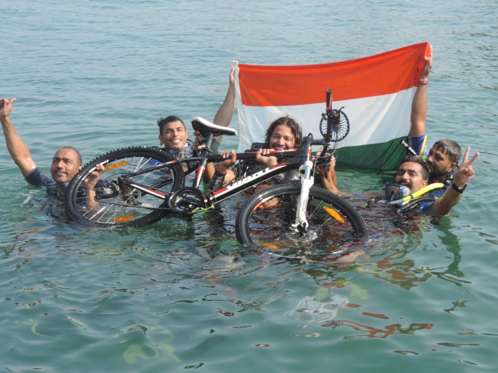 समुंद्र के अंदर साइकिल लेकर जाते नरिंदर सिंह की टीम 
