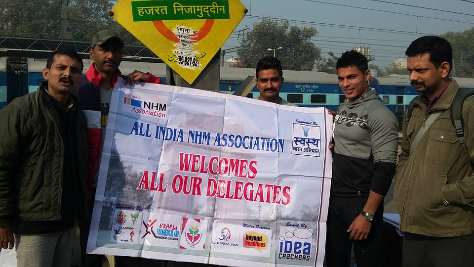 आल इंडिया एनएचएम एसोसिएशन का बैनर लिए एवरेस्टर टीम 