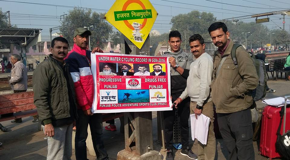 अंडरवाटर साइकिलिंग के लिए हज़रत निज़ामुद्दीन स्टेशन (दिल्ली) से गोवा के लिए रवाना होते हुवे टीम साथ में हैं स्वस्थ भारत अभियान के राष्ट्रीय संयोजक आशुतोष कुमार सिंह 